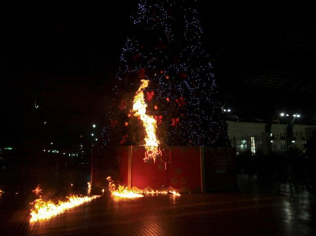 Santiago, Chili : Pour un Noël noir, attaque incendiaire contre un sapin
